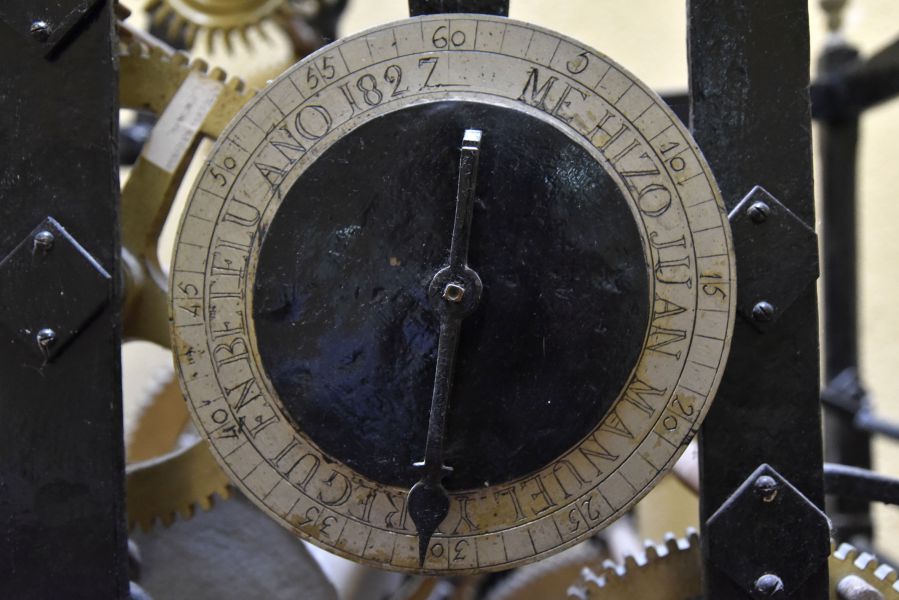 El mecanismo del anterior reloj monumental de la Casa Consistorial se traslada al Planetario