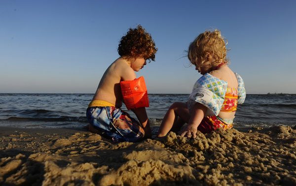 ¿Niños al sol? Siempre con mesura y protección