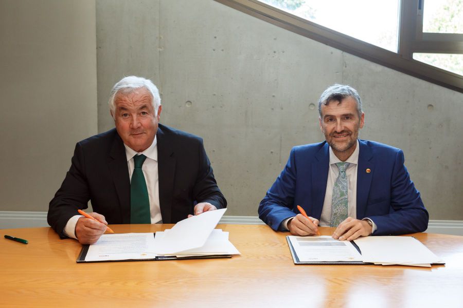 La UPNA y Caja Rural firman un convenio para desarrollar programas