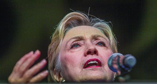 Clinton se entrevista voluntariamente con el FBI por sus correos electrónicos