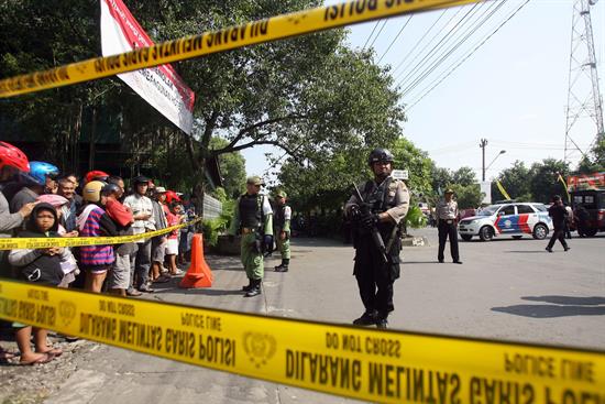 Un muerto y un herido tras una explosión en una comisaría de Indonesia