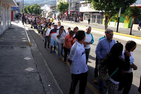 Multitud de venezolanos cruzan la frontera con Colombia en busca de alimentos y comida
