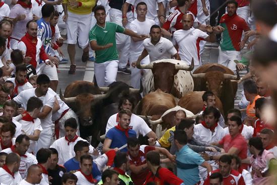 Cuatro corredores trasladados al Complejo Hospitalario en el quinto encierro de San Fermín 2016