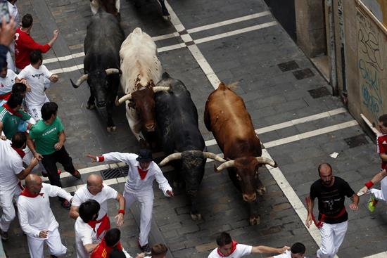 Los Miura cierran el último encierro de San Fermín 2016, rápido y con peligro en la Plaza