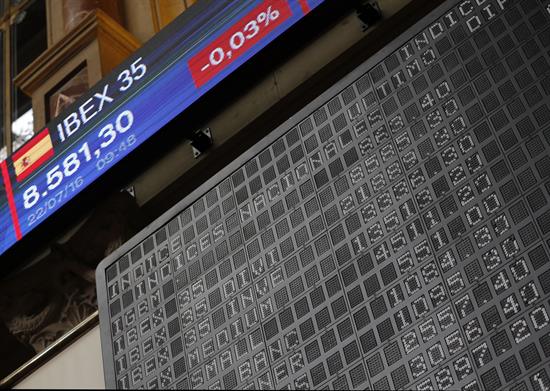 El ÍBEX 35 comienza el año con un recorte del 0,21 % y cae a 9.332 puntos