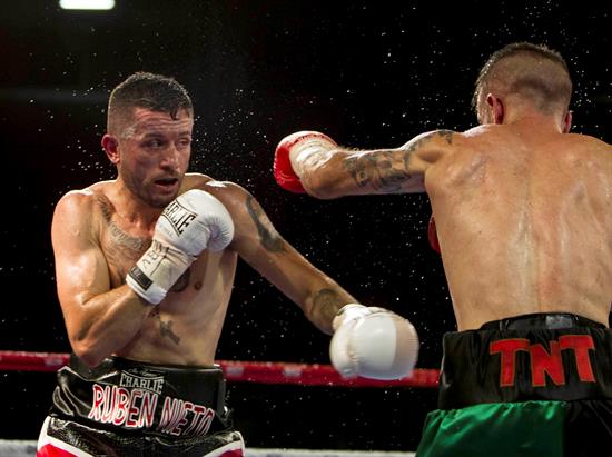 El español Rubén Nieto retiene su cinturón europeo de superligero