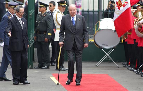 El rey Juan Carlos viaja a España tras asistir a la investidura de Kuczynski