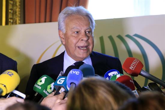 Felipe González insta a «dejar formar gobierno», aún «si Rajoy no lo merece»