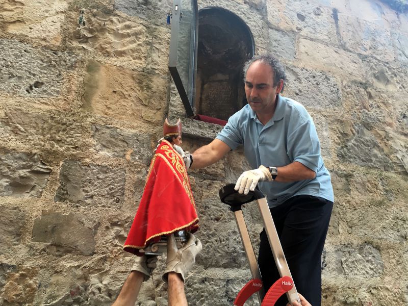 La hornacina de la cuesta de Santo Domingo dispuesta a acoger la imagen de San Fermín
