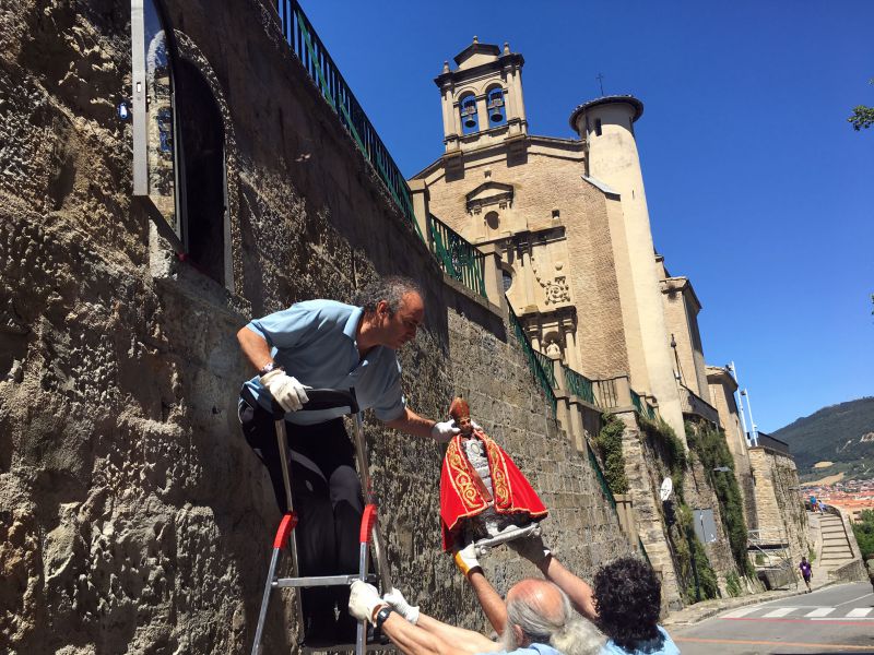 La imagen de San Fermín retorna a la hornacina de la cuesta de Santo Domingo