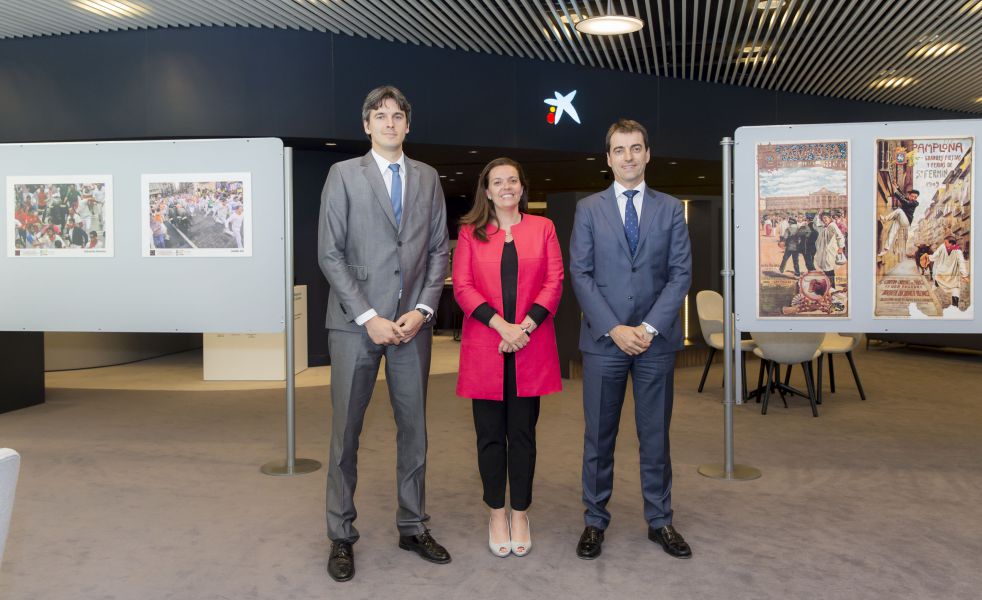 CaixaBAnk presenta una exposición fotográfica de San Fermín en la sede de Carlos III de Pamplona