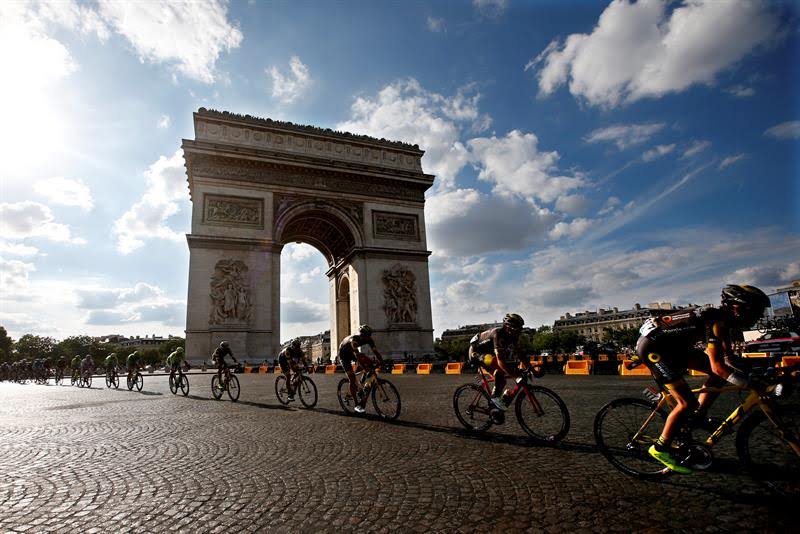 Froome ilumina París con su tercer Tour de Francia, Greipel se lleva la etapa