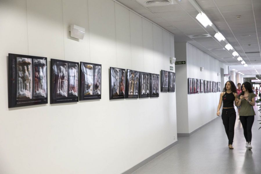 La UPNA en Tudela acoge hasta septiembre una exposición fotográfica sobre la Puerta del Juicio de la catedral