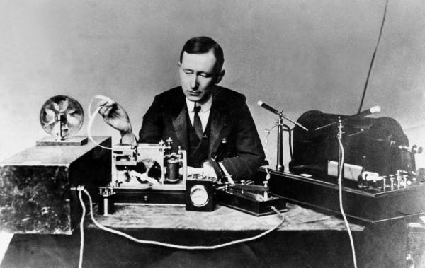 Marconi, entre inventor y comercializador de la radio, hace realidad la transmisión inalámbrica