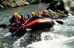 Las personas con carné joven podrán apuntarse a surf, escalada y descenso en balsa neumática