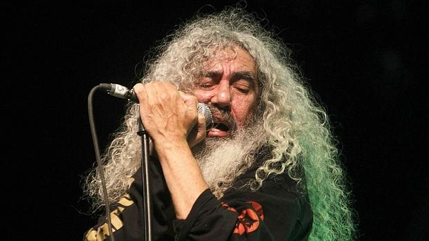 Yosi, cantante de Los Suaves, hospitalizado al caer de escenario en concierto