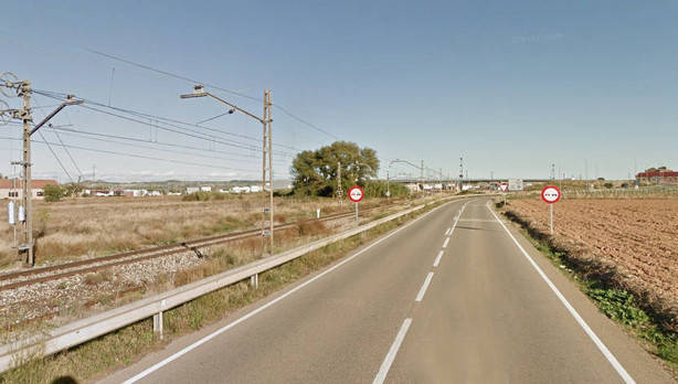 Heridos leves dos jóvenes de Cadreita tras caer su coche sobre las vías del tren en Alfaro