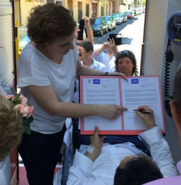 Una pareja se casa en una ambulancia tras un síncope que ha sufrido el novio