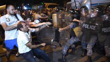 Los asaltantes de la sede policial en Ereván se niegan a deponer las armas