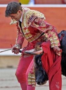 El torero Eugenio de Mora es alcanzado por el astado de Cebada Gago durante la lidia a su primer toro de la tarde, en la cuarta de abono de la Feria del Toro de San Fermín en la Plaza de Toros de Pamplona. EFE