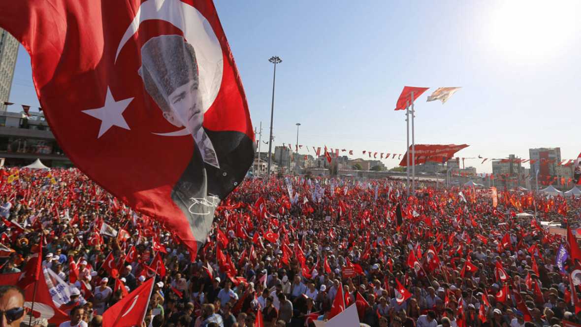 Cientos de miles opositores turcos se manifiestan contra el autoritarismo de Erdogan y condenan el golpe