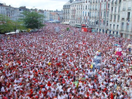 El alcalde de Pamplona y otros corporativos acuden a las fiestas de Bayona