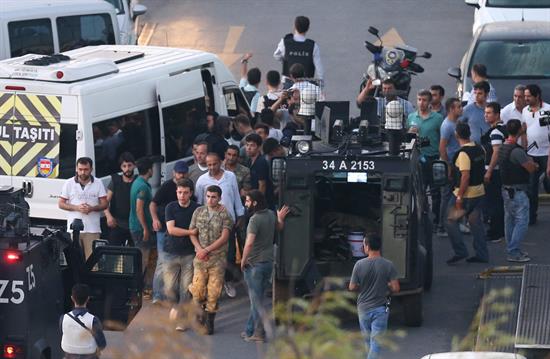 Fracasa el intento golpista en Turquía con 161 muertos y más de 2.839 detenidos