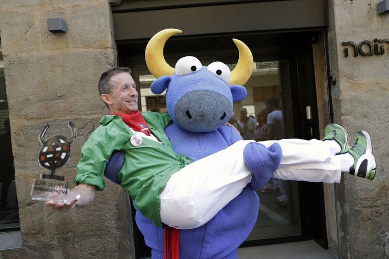 San Fermín 2016: Tim Pinks recibe el 13º Premio Guiri del Año de 'Kukusumusu'