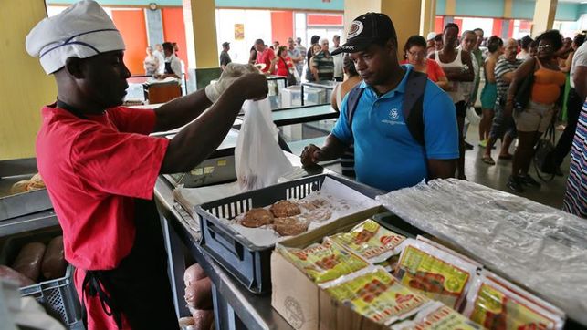 El primer año de restablecimiento diplomático con EEUU no mejora la economía cubana