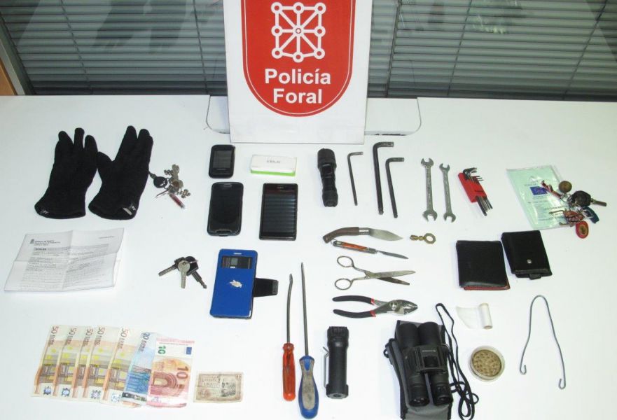 La Policía Foral detiene a tres varones por robos con fuerza en vehículos aparcados
