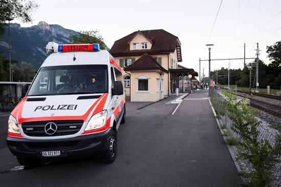 Un hombre incendia un tren en Suiza y acuchilla a varios pasajeros