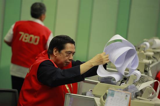 La Bolsa de Hong Kong cierra con pérdidas del 0,42 por ciento