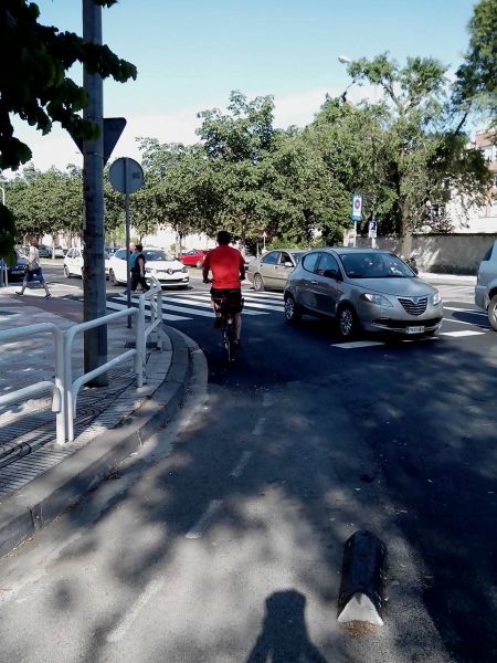 UPN denuncia el peligro generado por el mal estado del carril bici en la Avenida Barañáin