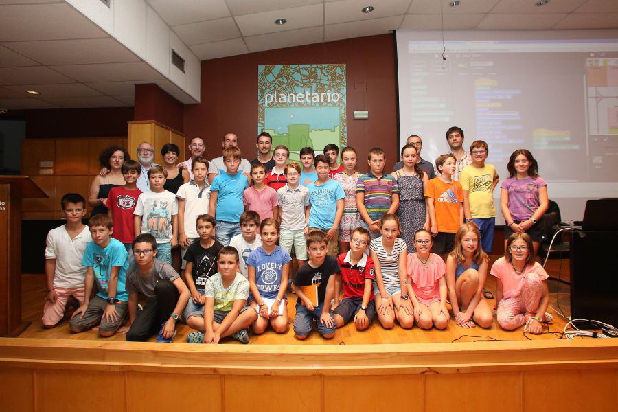 Alumnos de Primaria realizan en el Planetario de Pamplona una exhibición con robots como cierre de un curso de la UPNA