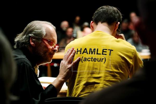 Bernat lleva a Hamlet ante un tribunal veneciano