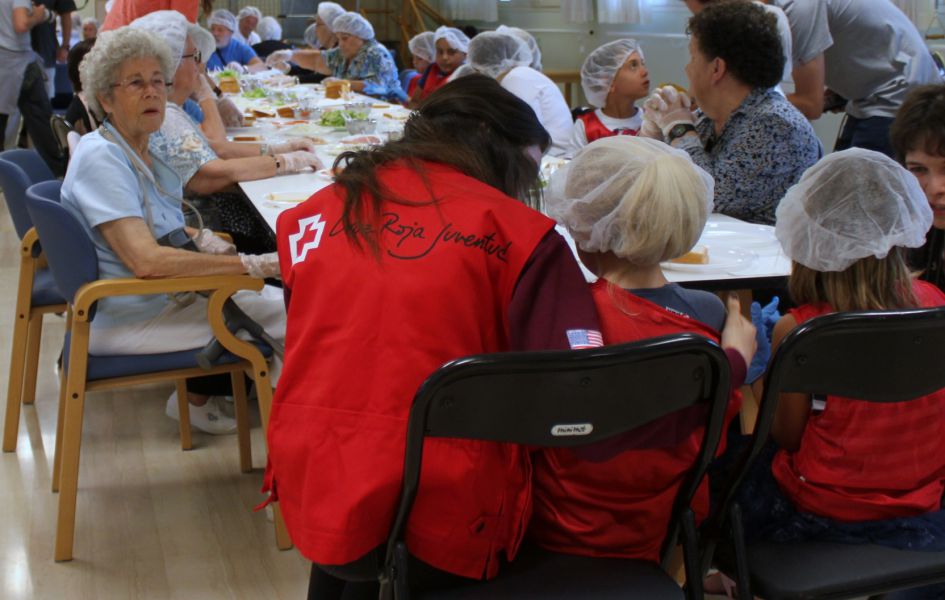 Cruz Roja realiza un encuentro intergeneracional en la residencia “El Vergel”