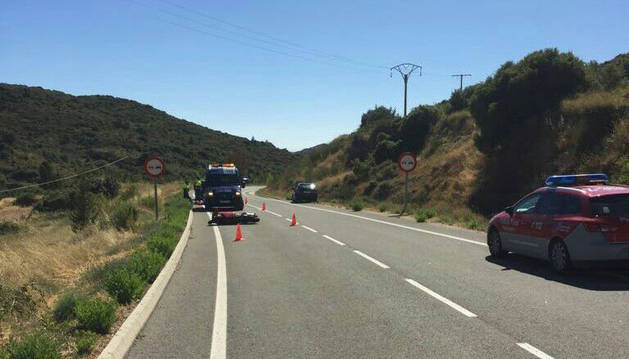 Heridos dos motoristas tras sufrir una caída en San Adrián