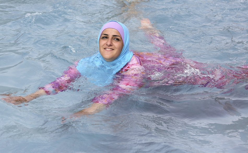Valls apoya los vetos al «burkini» pero descarta legislar al respecto