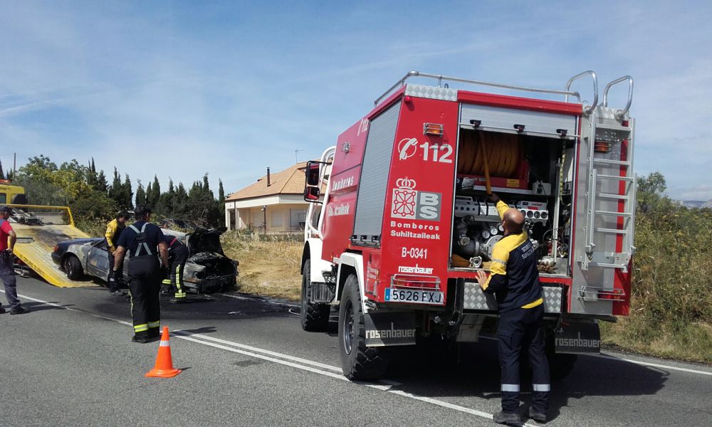 Fallece el hombre que intentó rescatar a su perro de  un coche en llamas