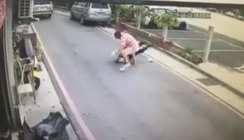 Vídeo: Cocinero ataca a un policía con un cuchillo de carnicero