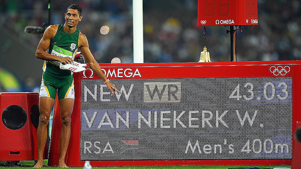 Van Niekerk, campeón olímpico de 400m batiendo el récord de Michael Johnson