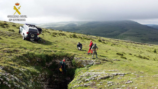 Se complica el rescate del espeleólogo francés accidentado en una sima en Larra