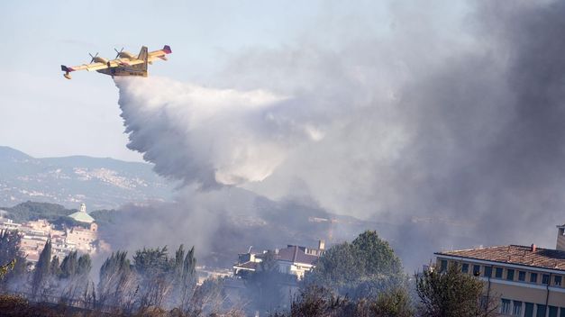 El fuego arrasa 50 hectáreas en Roma y obliga a evacuar una residencia y un convento
