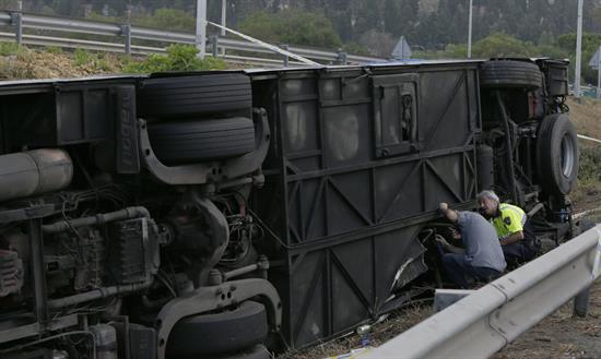 Un autobus vuelca en Barcelona bajo una intensa lluvia y causa 24 heridos