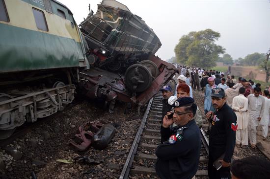 Al menos 3 muertos y 37 heridos al colisionar dos trenes en Pakistán