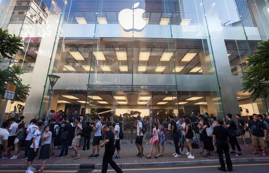 Aglomeraciones y modelos agotados en el primer día de venta de iPhone 7 en China