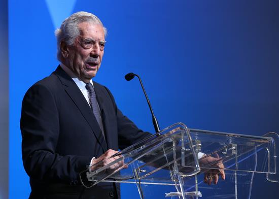 Vargas Llosa recibe un polémico premio en la apertura de la Feria del Libro de Santo Domingo
