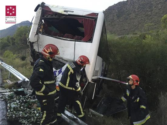 Doce heridos, dos graves, al chocar un camión y un autobús en la AP7 en Benicàssim (Castellón)
