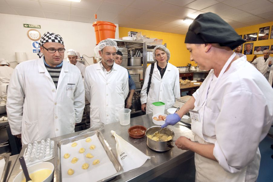 Laparra visita la Escuela Taller de Empleo del París 365, que forma a 15 personas