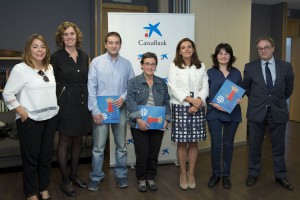 De izda a dcha. Izaskun Azcona, gestora de la Obra Social “la Caixa” en Navarra; Jasone Celayeta, directora de Área de Negocio de CaixaBank en la Zona Norte; Esteban Palomino, representante de Guztiok; Mila Echegaray, participante de las actividades de Xauli; Ana Díez Fontana, directora territorial de CaixaBank en Navarra; Irantzu Izeta, voluntaria de Xauli; y Marc Simón, director del Área Social de la Fundación Bancaria “la Caixa”.